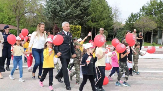 Elazığ'da jandarma ekipleri, çocukları misafir etti