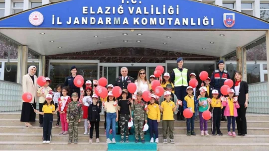 Elazığ'da jandarma ekipleri, çocukları misafir etti