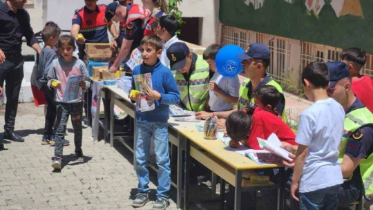 Elazığ'da jandarma ekipleri çocuklara trafik eğitimi verdi