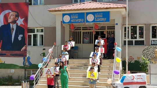 Elazığ'da jandarma ekipleri çocuklara trafik eğitimi verdi