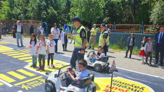 Elazığ'da jandarma ekipleri çocuklara trafik eğitimi verdi