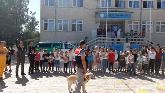 Elazığ'da jandarma ekipleri öğrencileri bilgilendirdi