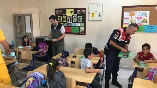 Elazığ'da jandarma ekipleri öğrencileri bilgilendirdi