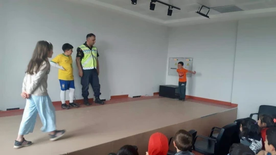 Elazığ'da jandarma ekipleri, öğrencilere trafik eğitimi verildi