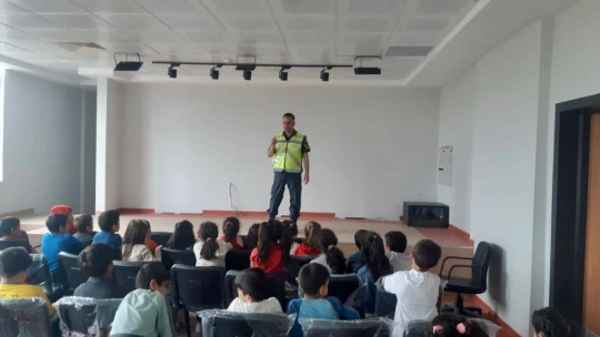 Elazığ'da jandarma ekipleri, öğrencilere trafik eğitimi verildi