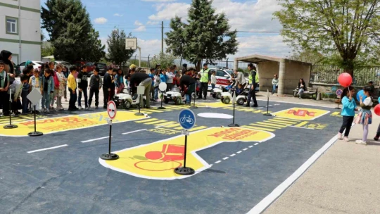 Elazığ'da jandarma ekipleri, trafik eğitimlerine devam ediyor