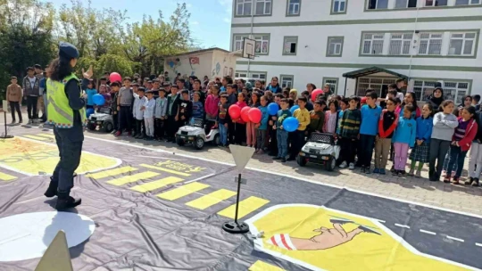 Elazığ'da jandarma ekipleri, trafik eğitimlerine devam ediyor