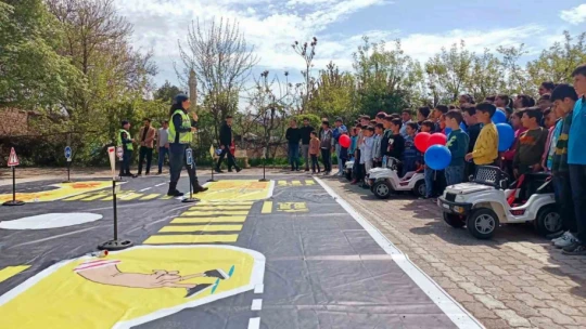 Elazığ'da jandarma ekipleri, trafik eğitimlerine devam ediyor