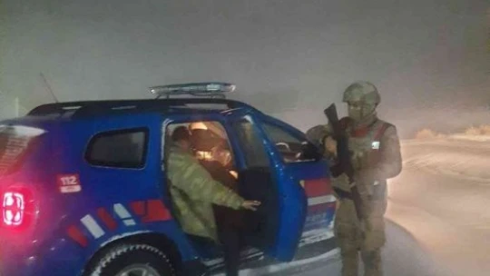 Elazığ'da jandarma ekipleri yolda mahsur kalan 5 vatandaşın imdadına yetişti