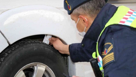 Elazığ'da jandarma ekiplerinden kış lastiği denetimi