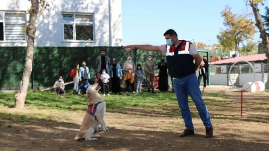 Elazığ'da jandarma, kanserle savaşan minik kahramanları ağırladı