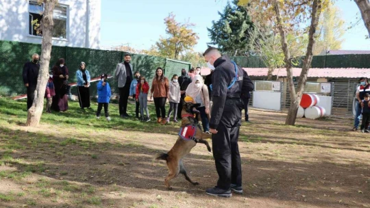 Elazığ'da jandarma, kanserle savaşan minik kahramanları ağırladı