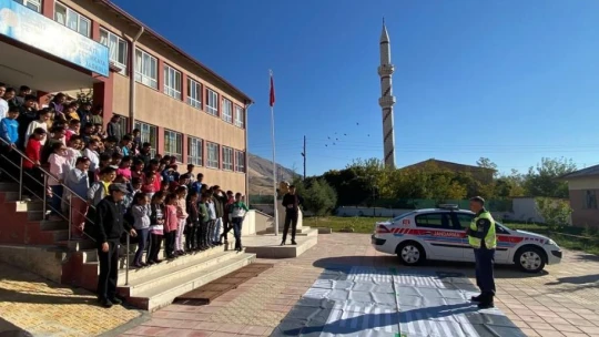 Elazığ'da jandarma, trafik güvenliği eğitimi verdi