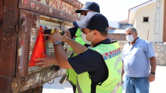Elazığ'da jandarma, traktör denetimi yaptı