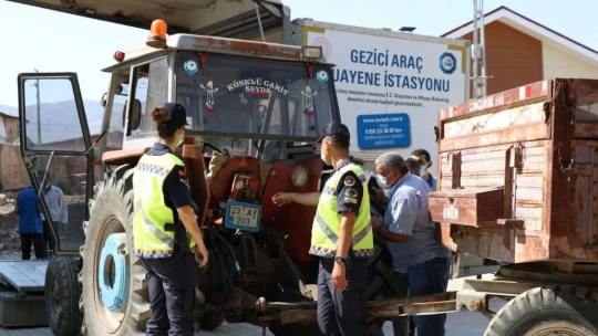 Elazığ'da jandarma, traktör denetimi yaptı