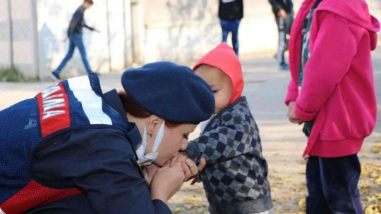 Elazığ'da jandarmadan 20 Kasım Dünya Çocuk Hakları Gününde anlamlı etkinlik