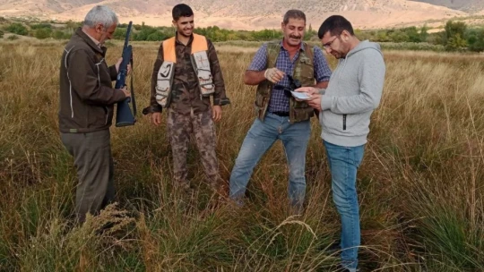 Elazığ'da kaçak avcı denetiminde bıldırcın sesi çıkaran cihaz ele geçirildi