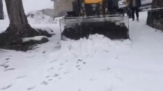 Elazığ'da kalp hastası köylü, ekiplerin yarım saatlik çalışmasıyla hastaneye kaldırıldı