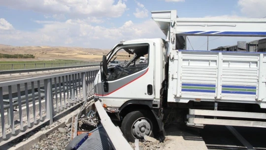 Elazığ'da kamyon bariyerlere çarptı: 1 ölü