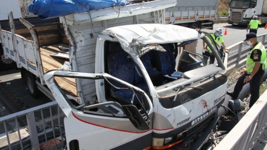 Elazığ'da kamyon bariyerlere çarptı: 1 ölü