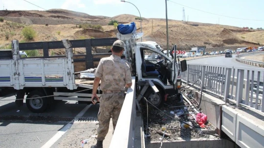 Elazığ'da kamyon bariyerlere çarptı: 1 ölü