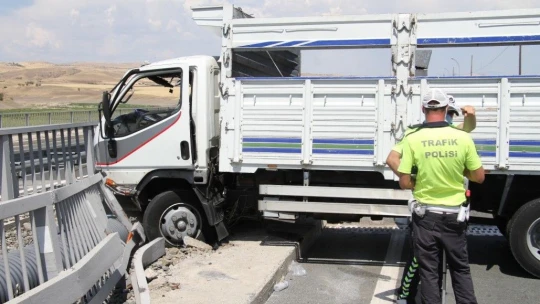 Elazığ'da kamyon bariyerlere çarptı: 1 ölü