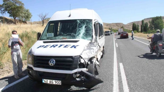 Kamyon ile minibüs çarpıştı: 2 yaralı