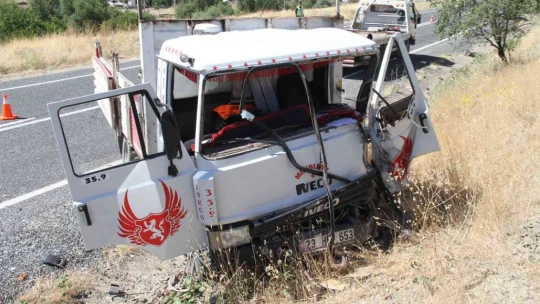 Kamyon ile minibüs çarpıştı: 2 yaralı