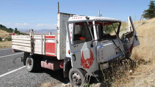 Kamyon ile minibüs çarpıştı: 2 yaralı
