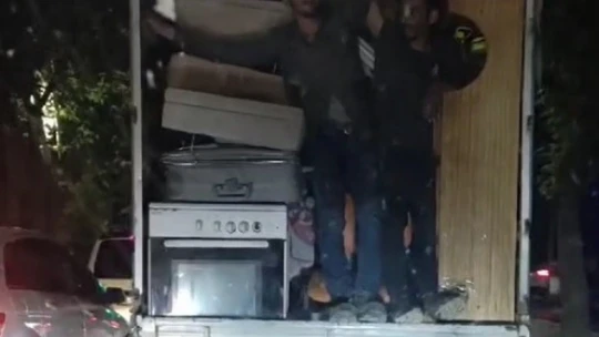 Elazığ'da kamyonet kasasında tehlikeli yolculuk