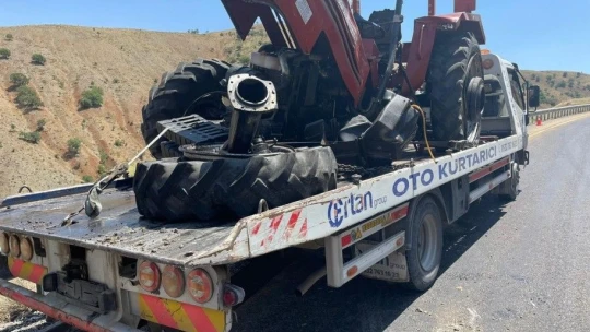 Kamyonla çarpışan traktör ikiye bölündü