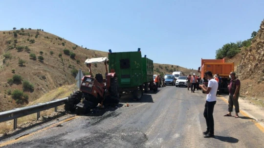 Kamyonla çarpışan traktör ikiye bölündü