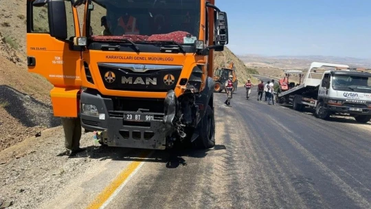 Kamyonla çarpışan traktör ikiye bölündü