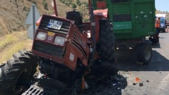 Kamyonla çarpışan traktör ikiye bölündü