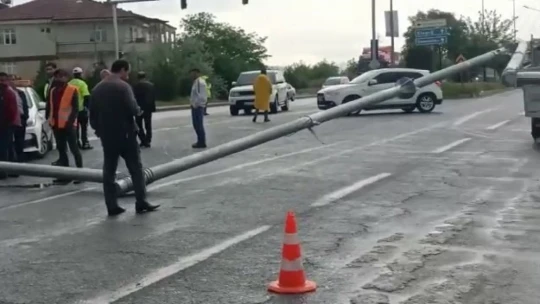 Elazığ'da kamyonun çarptığı trafik direği devrildi: 1 yaralı