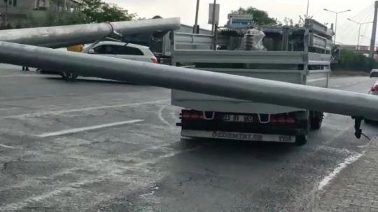 Elazığ'da kamyonun çarptığı trafik direği devrildi: 1 yaralı