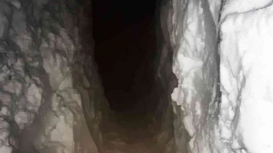 Elazığ'da kar kalınlığı 2 buçuk metreyi buldu, komşularına gitmek için tünel açtılar