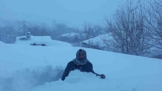 Elazığ'da kar kalınlığı insan boyuna yaklaştı