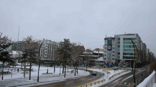 Elazığ'da kar kartpostallık görüntüler oluşturdu