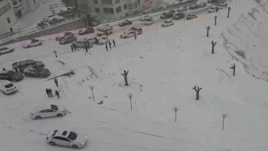 Elazığ'da kar yağışı etkili oldu, rampada kayan araçlar birbirine çarptı