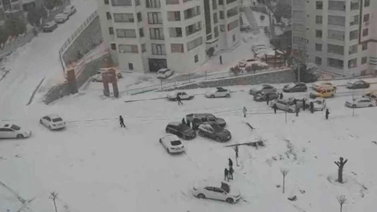 Elazığ'da kar yağışı etkili oldu, rampada kayan araçlar birbirine çarptı