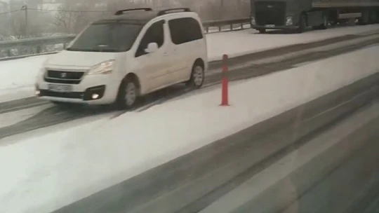 Elazığ'da kar yağışı sonrası araçlar yolda kaldı