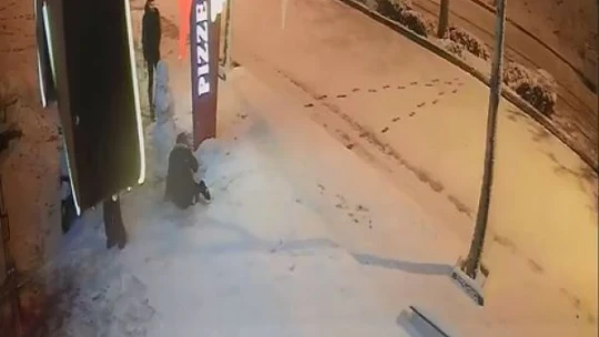 Elazığ'da karda kayıp düşen vatandaşlar kamerada