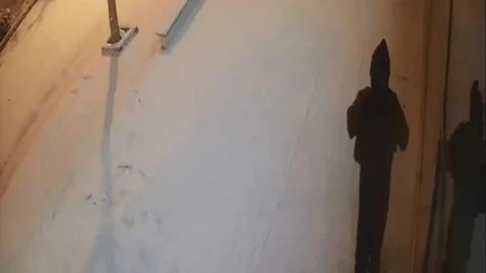 Elazığ'da karda kayıp düşen vatandaşlar kamerada