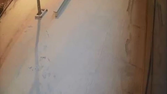 Elazığ'da karda kayıp düşen vatandaşlar kamerada