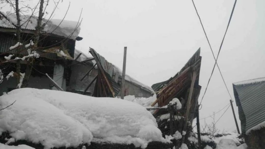 Elazığ'da kardan üç evin çatısı çöktü