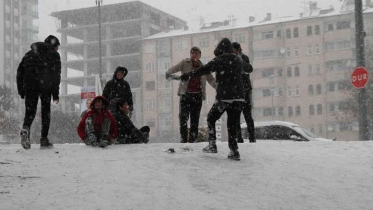 Elazığ'da karın keyfini çocuklar çıkardı
