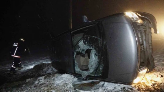 Elazığ'da kazada takla atan aracın altında sıkıştı, ekipler seferber oldu