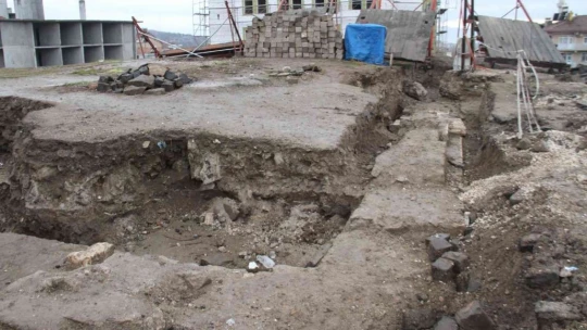 Elazığ'da kentsel dönüşüm kazılarında bulunan kilise gün yüzüne çıkıyor