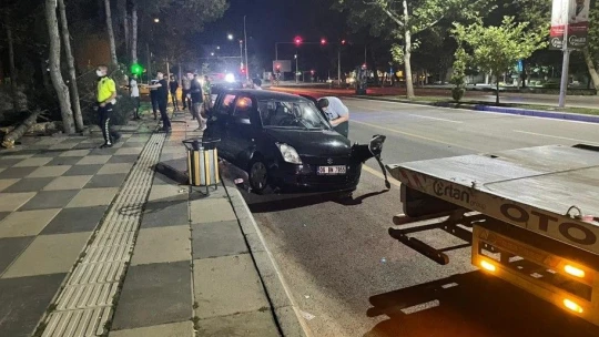 Kontrolden çıkan otomobil ağacı devirdi: 3 yaralı